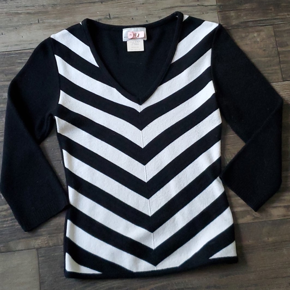 IZ Byer Chevron Stripe V-Neck 3/4 Sleeve Top